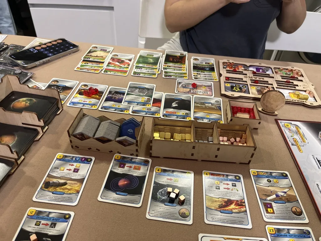 Project cards, organizer trays and metal resource cubes up close